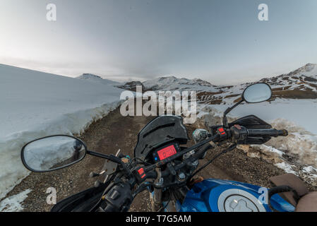 Spiti, Himachal Pradesh, India - 26 Marzo 2019 : Biker a strada aperta in inverno in Himalaya dell india Foto Stock