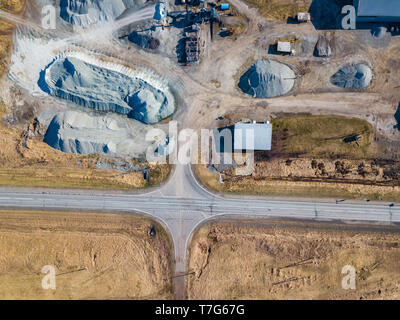 Vista aerea di un mucchio di pietrisco e cemento grigio nei pressi di un impianto per la produzione di materiali da costruzione per edilizia e industria. Extracti Foto Stock