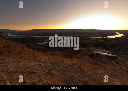 La mattina presto prima del sorgere del sole alla confluenza del Wenatchee e fiumi Columbia, Wenatchee dalla vantage del vulcanico Saddlerock formazione. Foto Stock