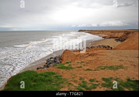 Una vista della spiaggia e soft erodendo scogliere sulla costa di Norfolk a Happisburgh, Norfolk, Inghilterra, Regno Unito, Europa. Foto Stock