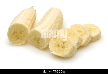 Sbucciate le fette di banana isolato su sfondo bianco Foto Stock