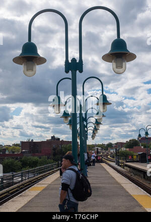 Fila di luci alla stazione della metropolitana di New York City, New York, Stati Uniti d'America Foto Stock