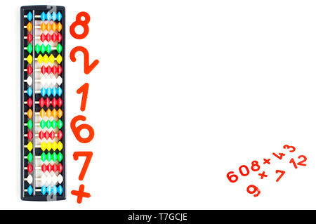 Tradizionale Giapponese abacus calcolatrice e i numeri su bianco Foto Stock