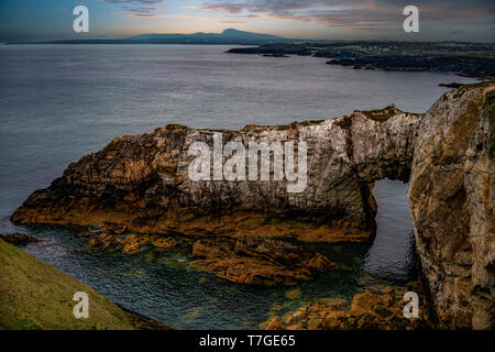 Il nero Arch, Rhoscolyn, Anglesey. Foto Stock