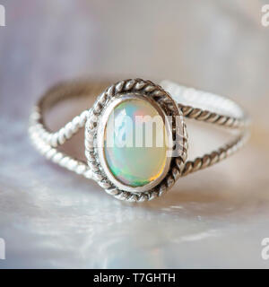 Bellissimo anello in argento con opale naturale gemma Foto Stock