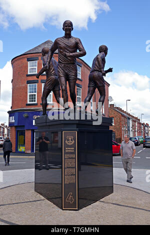 Nuova statua di bronzo di Everton Football Club Legends Ball, Harvey e Kendall 'La Santa Trinità' scolpito da Tom Murphy accanto a Goodison Park Foto Stock