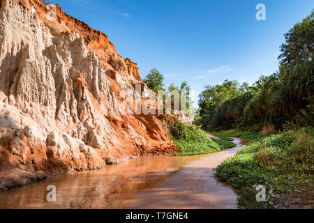 Bella insenatura fate con il rosso e bianco arenaria in Mui Ne, Vietnam. Il fiume scorre nel canyon. Splendido paesaggio unico attracti naturale Foto Stock