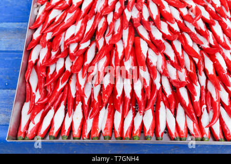 Peperoncini ripieni con pasta di pesce. Comunemente noto come Yong Tau Foo in Malaysia. Foto Stock