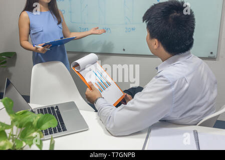 Il team di Business discutere insieme nella sala riunioni Foto Stock