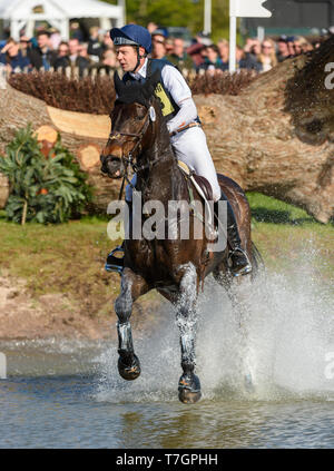 Christopher Burton e COOLEY TERRE durante il cross country fase del Mitsubishi Motors Badminton Horse Trials, Maggio 2019 Foto Stock