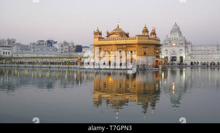 Golden Palace (o Darbar Sahib o Sri Harmandir Sahib) nella città Amritsar Punjab, India. Il Santissimo Gurdwara e il più importante pellegrinaggio si Foto Stock