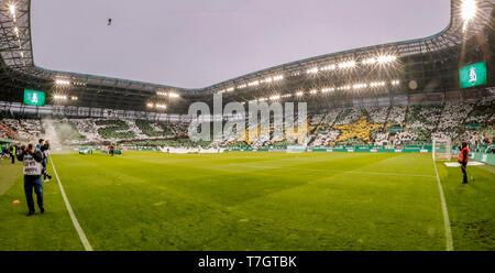 BUDAPEST, Ungheria - 4 maggio: (nota del redattore: Immagine è una digitale [panoramic] composito.) i sostenitori del Ferencvarosi TC mostra coreografia circa il centoventesimo anniversario del club e il trentesimo titolo di campionato prima dell'Ungherese Banca OTP Liga match tra Ferencvarosi TC e di Újpest FC a Groupama Arena il 4 maggio 2019 a Budapest, Ungheria. Foto Stock