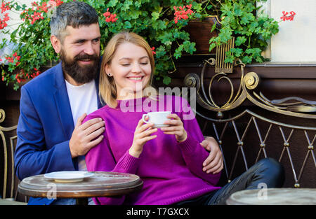 Sposato coppia adorabile rilassante insieme. Viaggi e vacanze. Esplorare il cafe e luoghi pubblici. Giovane cuddling cafe terrazza. Matura in amore sit cafe terrazza godersi un caffè. Piacevole week-end in famiglia. Foto Stock