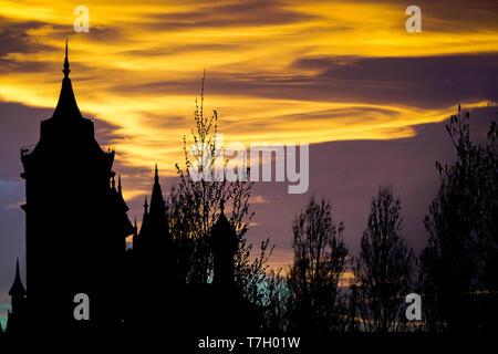 Sazova Touristic castello fiabesco a Eskisehir Turchia sul tramonto retroilluminato Foto Stock