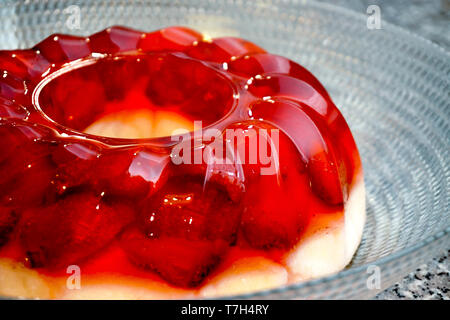 La torta di fragole con gelatina nel piatto di vetro Foto Stock