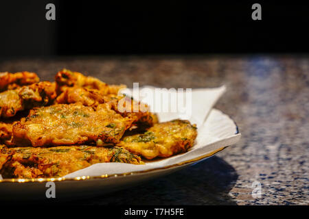 Vegetali di zucchine patty Hash browns a casa Foto Stock