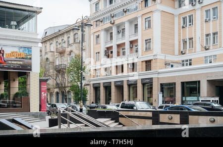 Baku in Azerbaijan - 2 maggio 2019: 28 maggio St con lusso Cartier negozio di moda facciata e i pedoni a piedi nella parte anteriore - auto parcheggio nelle vicinanze Foto Stock