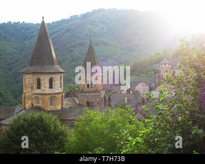 Conques, città storica lungo la Via Podiensis, anche sapere come Le Puy Route, nel sud della Francia. Accanto a Abbey-Church di Saint-Foy. Foto Stock