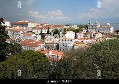 Una vista sui tetti di edifici di Alfama verso la Chiesa di Sao Vicente di consessi in Lisbona Portogallo Europa KATHY DEWITT Foto Stock