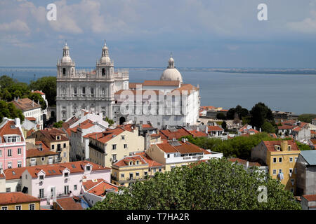 Una vista sui tetti di edifici di Alfama verso la Chiesa di Sao Vicente di consessi in Lisbona Portogallo Europa KATHY DEWITT Foto Stock