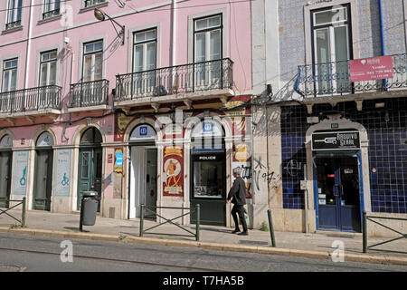 Cartello della stazione di polizia sul lungomare lungo via Rua da Boavista nel quartiere Bairro alto di Lisbona Lisbona Lisbona Portogallo Europa KATHY DEWITT Foto Stock