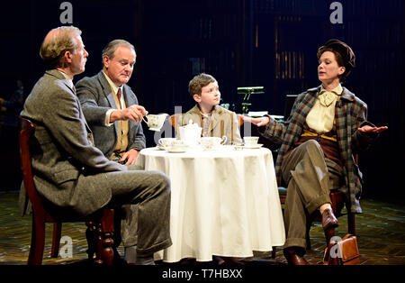 Da sinistra a destra: Andrew Havill come Warnie, Hugh Bonneville come C.S. Lewis, Eddie Martin come Douglas Gresham & Liz bianco come gioia Gresham in Shadowlands... Foto Stock