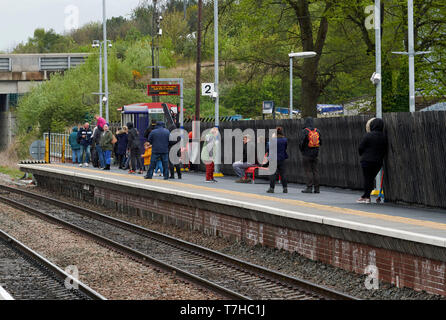 I passeggeri in attesa di treni locali a Micklefield, West Yorkshire, nell'Inghilterra del Nord, Regno Unito Foto Stock