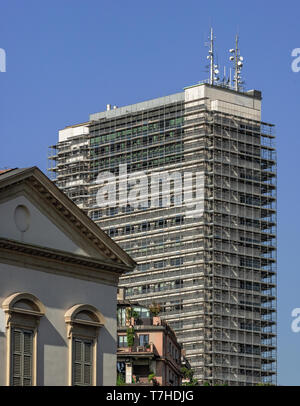 Ponteggi sulle facciate di un grattacielo sotto lavori di rinnovo. Milano - Italia Foto Stock