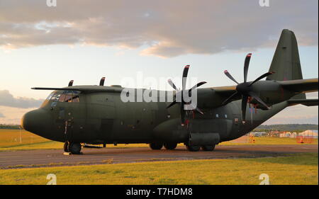 RAF Lockheed C-130J Hercules ZH888 a Abingdon Aria & Paese mostrano riprese notturne, Abingdon, Regno Unito Foto Stock