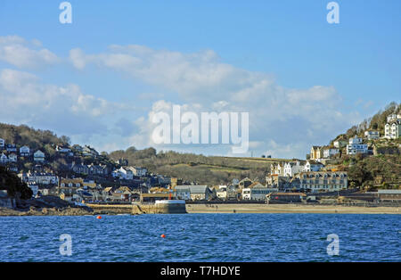 Looe sud est della Cornovaglia, località di villeggiatura balneare con spiaggia e porto di pesca. Dal mare e include la spiaggia e il molo di Banjo Foto Stock