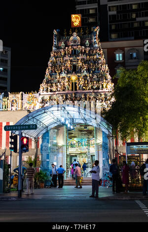 Singapore, Marzo 12th, 2019, esterna di Sri Veeramakaliamman Tempio durante le ore notturne in Singapore. Il tempio è dedicato a Veeramakaliamman o il dio Foto Stock