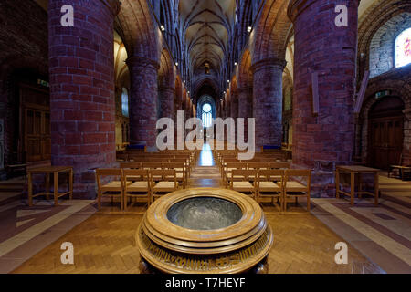 Il bellissimo interno di St Magnus Cathedral, Britains più a nord della Cattedrale di la bella città di Kirkwall nelle Orkney Foto Stock