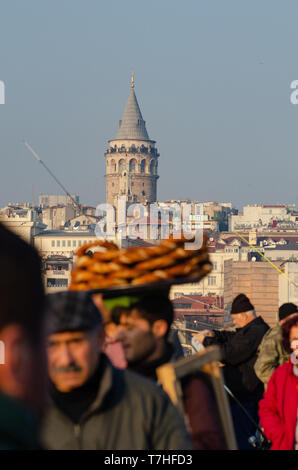 Trafficata strada di Istanbul quali fornitori vendono Simit, il Ponte di Galata, Istanbul, Turchia Foto Stock