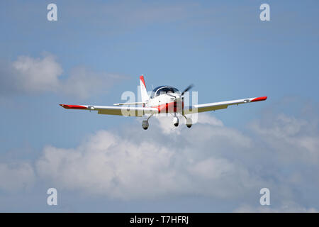 G-SNGZ sull approccio per un atterraggio a Popham Airfield durante la primavera ultraleggero fly-in caso. Foto Stock
