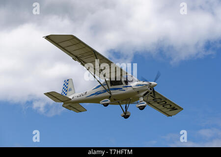 G-CDCM Ikarus C42 Kit ultraleggero piano venuta in terra a Popham Airfield durante la primavera fly-in caso Foto Stock