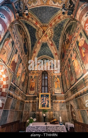 Italia Piedmnt Torino chiesa di San Domenico - la prospettiva della Cappella delle Grazie, con il XVI secolo icona raffigurante la Vergine con il Bambino e i Santi Giovanni Battista e Gabriel Foto Stock