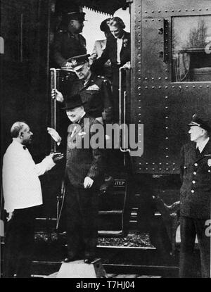 Winston Churchill arriva alla stazione ferroviaria di Richmond in Virginia con il generale Eisenhower, Lady Churchill e la signora Eisenhower. 8 marzo 1946 Foto Stock