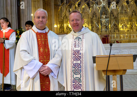 P. Michael Router e arcivescovo di Eamon Martin presso la Santa Messa nella Cattedrale di San Patrizio a Armagh come Papa Francesco annuncia che il p. Michael Router diventerà vescovo ausiliare di Armagh per assistere l Arcivescovo Eamon Martin p. Michael Router chiamato come nuovo vescovo ausiliario di Armagh, la Cattedrale di St Patrick Armagh 7 Maggio 2019 Foto Stock