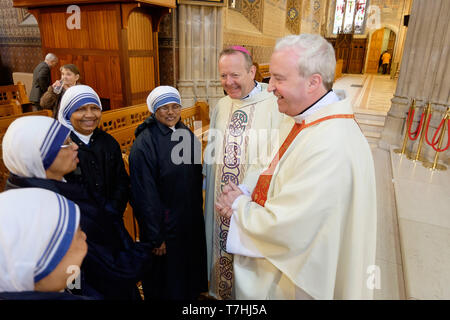 L Arcivescovo di Eamon Martin e P. Michael Router con le Figlie della Carità a Messa nella Cattedrale di San Patrizio a Armagh come Papa Francesco annuncia che il p. Michael Router diventerà vescovo ausiliare di Armagh per assistere l Arcivescovo Eamon Martin p. Michael Router chiamato come nuovo vescovo ausiliario di Armagh, la Cattedrale di St Patrick Armagh 7 Maggio 2019 Foto Stock