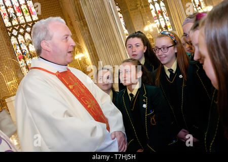 P. Michael Router parlando agli allievi da St Catherine's College a Messa nella Cattedrale di San Patrizio a Armagh come Papa Francesco annuncia che il p. Michael Router diventerà vescovo ausiliare di Armagh per assistere l Arcivescovo Eamon Martin p. Michael Router chiamato come nuovo vescovo ausiliario di Armagh, la Cattedrale di St Patrick Armagh 7 Maggio 2019 Foto Stock