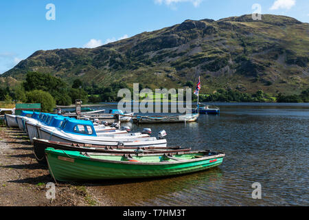 Barche a noleggio presso il St Patrick's Boat Landing a Ullswater nel Lake District National Park, Cumbria, Inghilterra, Regno Unito Foto Stock