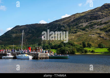 Sistema per la cottura a vapore sul lago "Signora del Lago" caricando i passeggeri a Glenridding pier sull'Ullswater nel Parco Nazionale del Distretto dei Laghi, Cumbria, England, Regno Unito Foto Stock