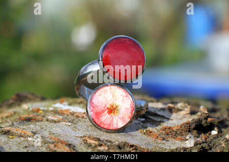 Fatto a mano anello in una forma rotonda dal vetro Foto Stock