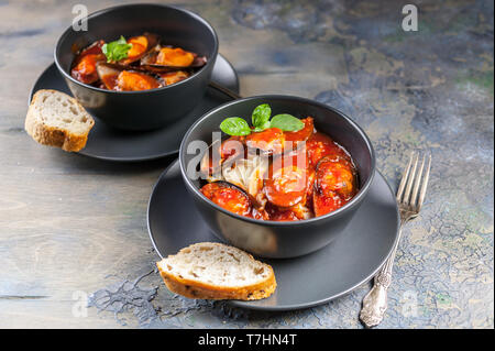 Le cozze in salsa di pomodoro e spaghetti. Cozze pasta. Cucina mediterranea Foto Stock