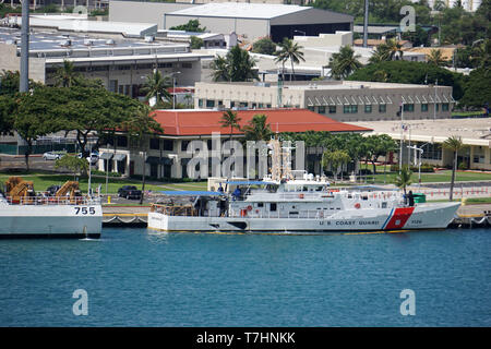 Guardacoste ormeggiata nel porto di Honolulu Foto Stock