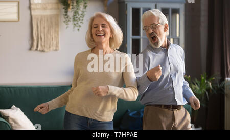 Emozionato Coppia matura, l uomo e la donna si diverte, balli di gruppo Foto Stock