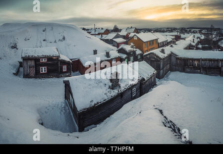 Vista sulla città vecchia di Roros - città mineraria in Norvegia. Originale architettura in legno, elencati in base al patrimonio mondiale UNESCO. Foto Stock