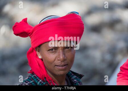 Etiopia, Rift Valley, Debre Libanos, pellegrina andando a Debre Libanos Monastero Foto Stock