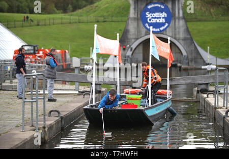 Una plastica barca da pesca creata dalla carità ambientale frastuono e costituito da 99% di plastica riciclata è lanciato sul canale a Falkirk Wheel, prima di viaggiare per la Scozia per aumentare la consapevolezza dell'inquinamento nel paese della acque. Foto Stock