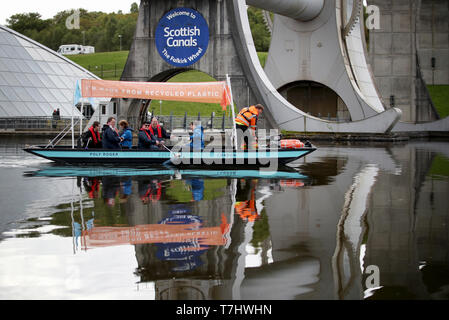 Una plastica barca da pesca creata dalla carità ambientale frastuono e costituito da 99% di plastica riciclata è lanciato sul canale a Falkirk Wheel, prima di viaggiare per la Scozia per aumentare la consapevolezza dell'inquinamento nel paese della acque. Foto Stock